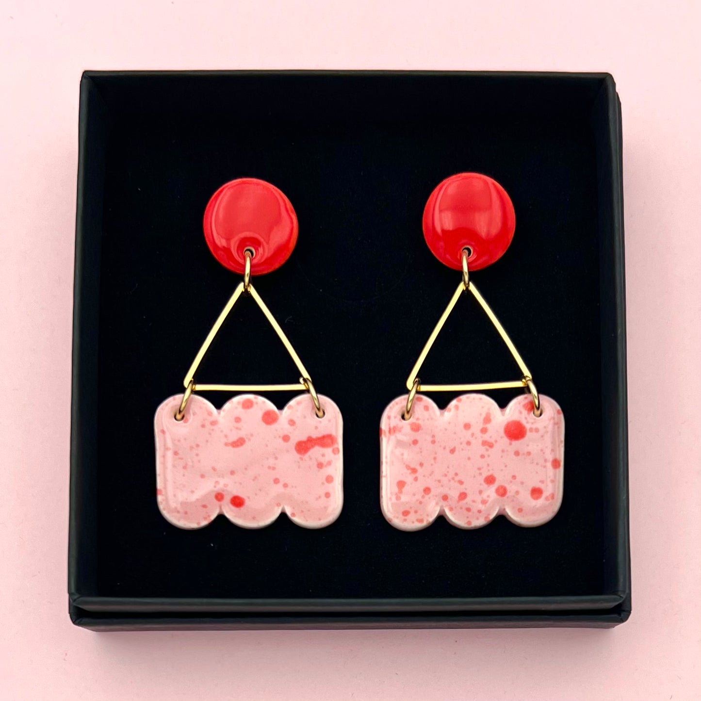 Boucles d'oreilles mouchetées nuage, rouge et rose pâle