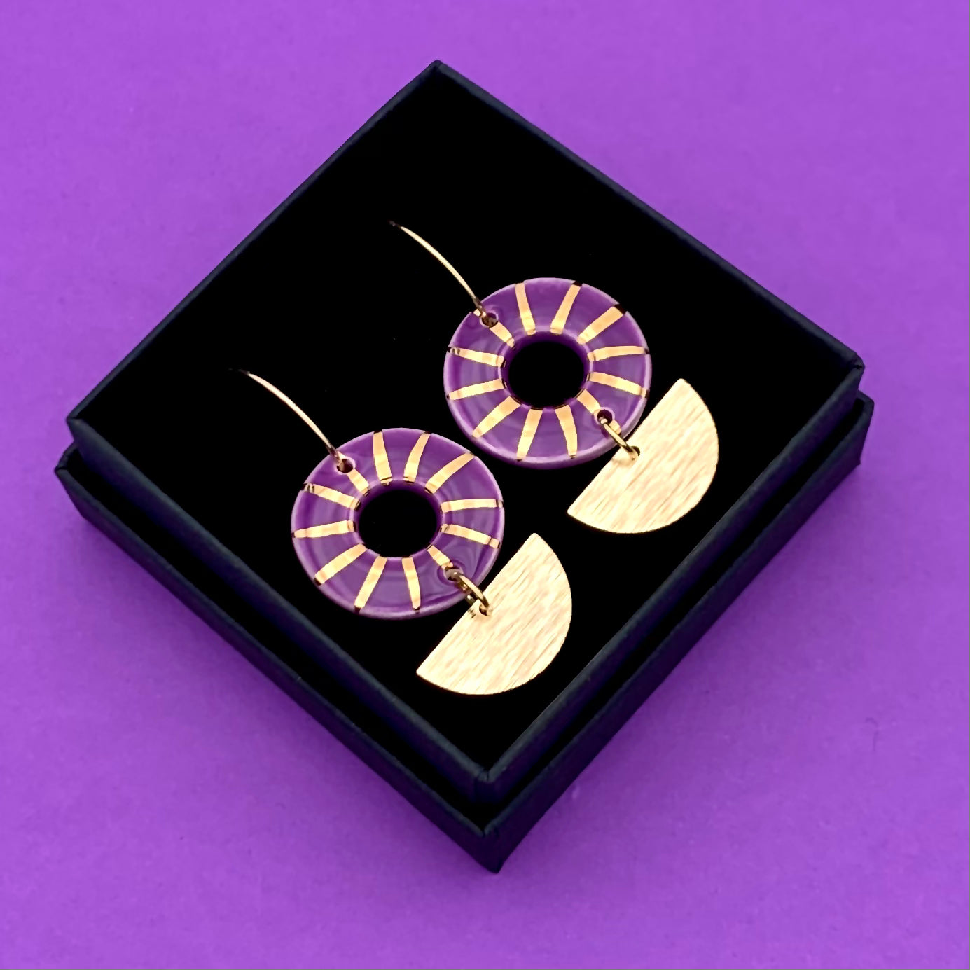 Boucles oeillet, violet foncé et or