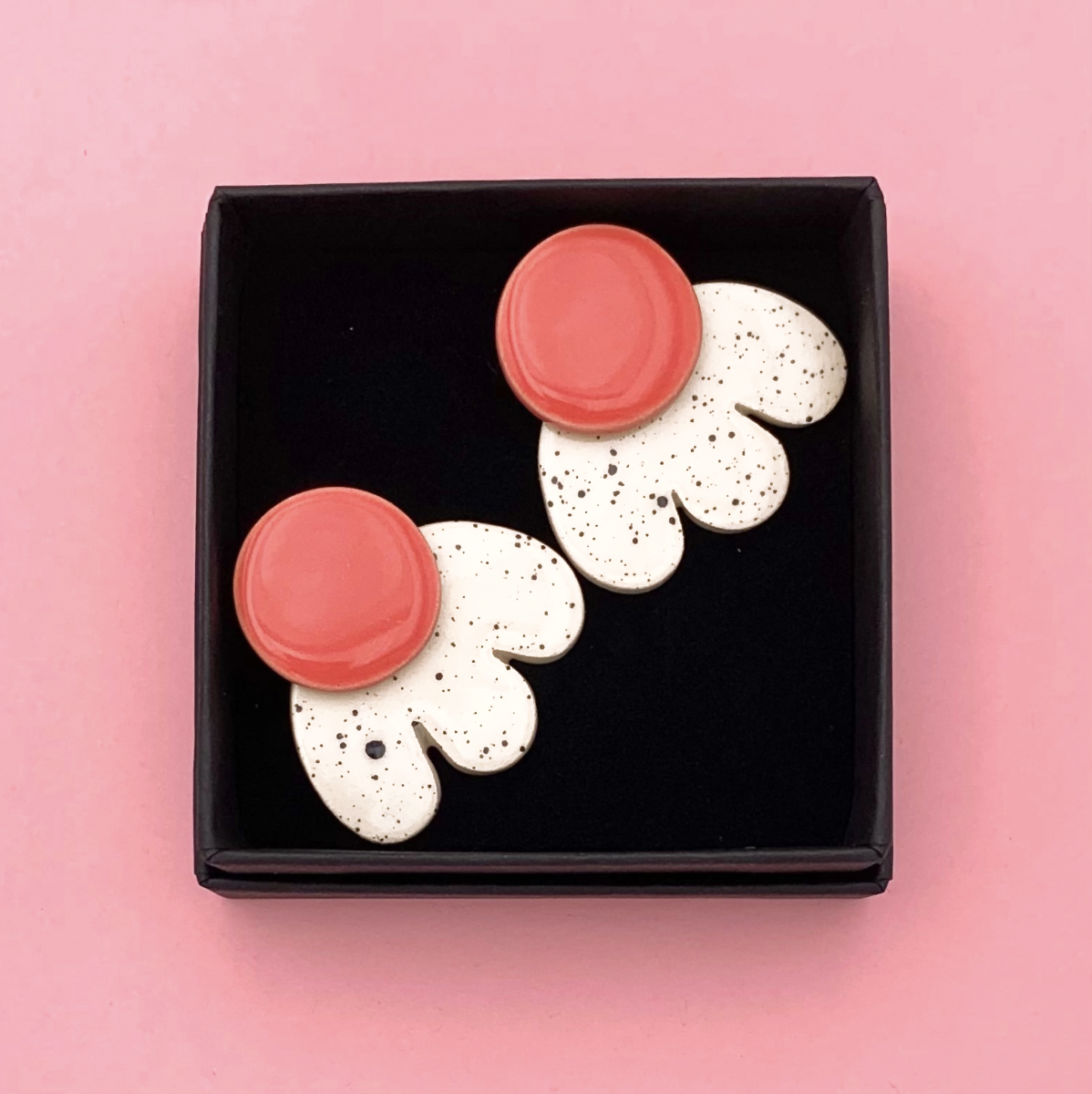 Boucles d'oreilles Pétale, rose corail et blanc moucheté