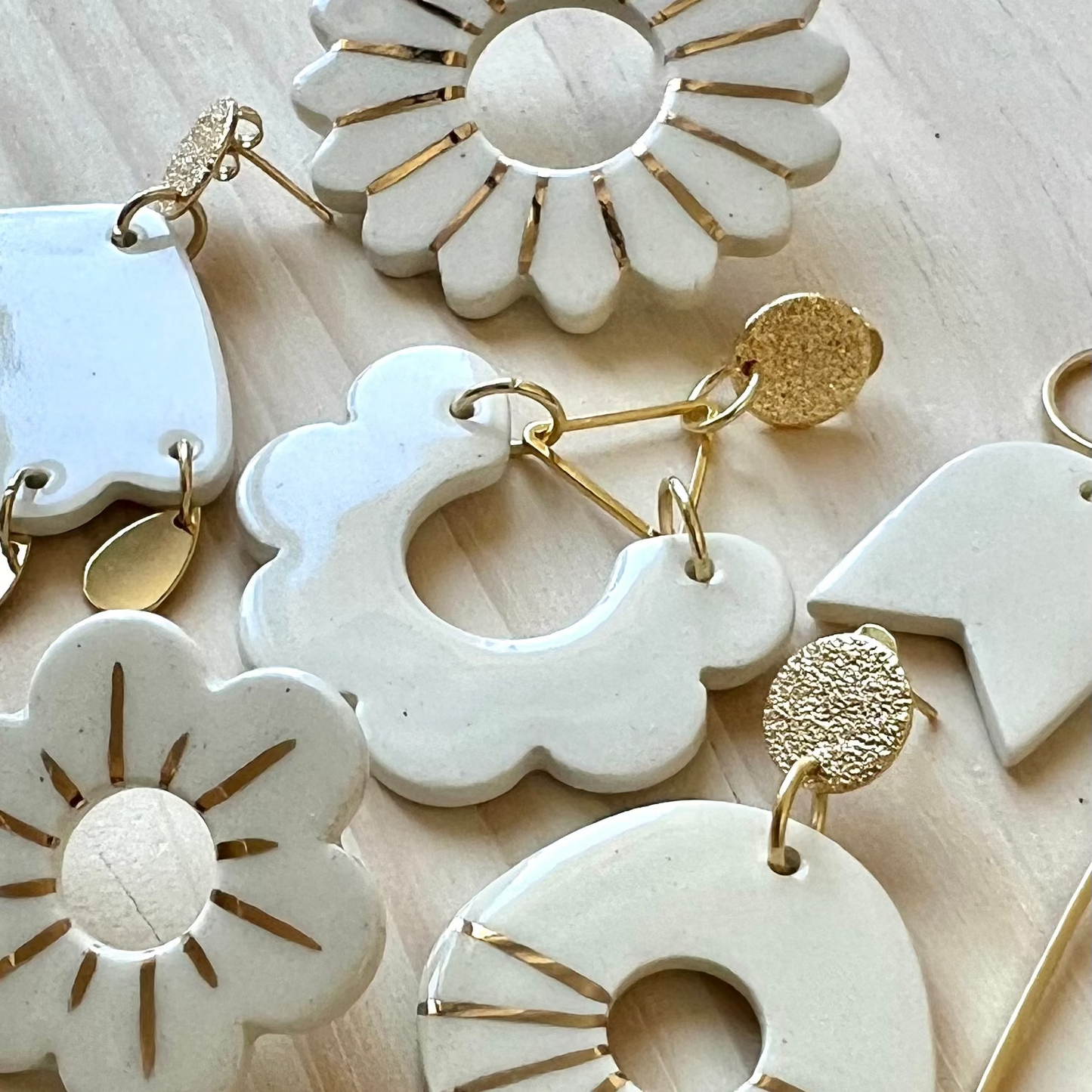 Boucles pendantes festonnées, blanc