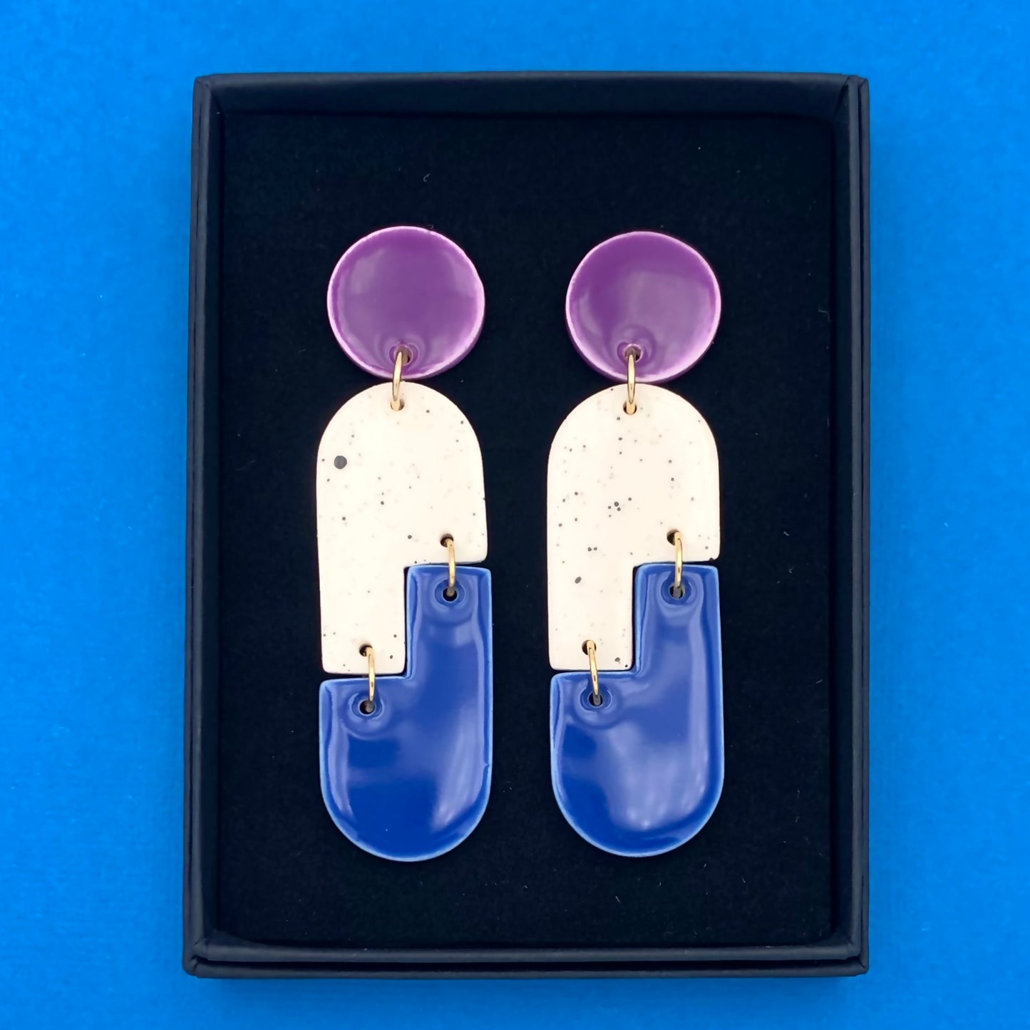 Boucles d'oreilles Géo, violet, bleu et blanc tacheté