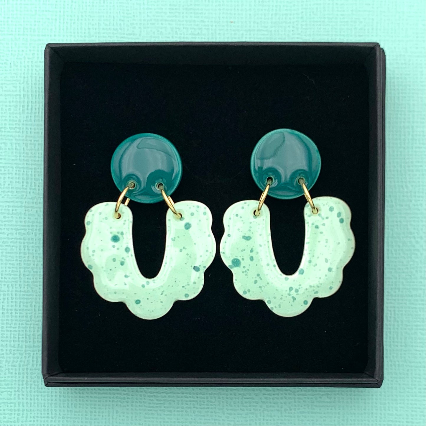 Boucles d'oreilles mouchetées U festonné, vert-bleu et menthe pastel