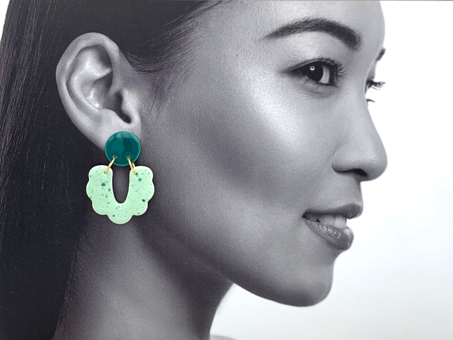 Boucles d'oreilles mouchetées U festonné, vert-bleu et menthe pastel