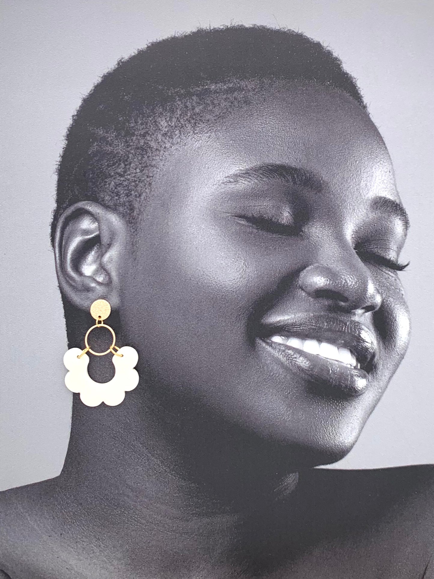 Boucles pendantes festonnées, blanc