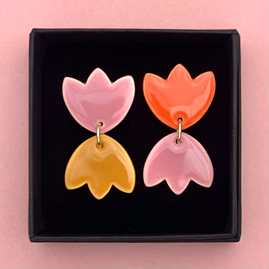 Boucles d'oreilles fleurs asymétriques, vieux rose, jaune et rouge orangé