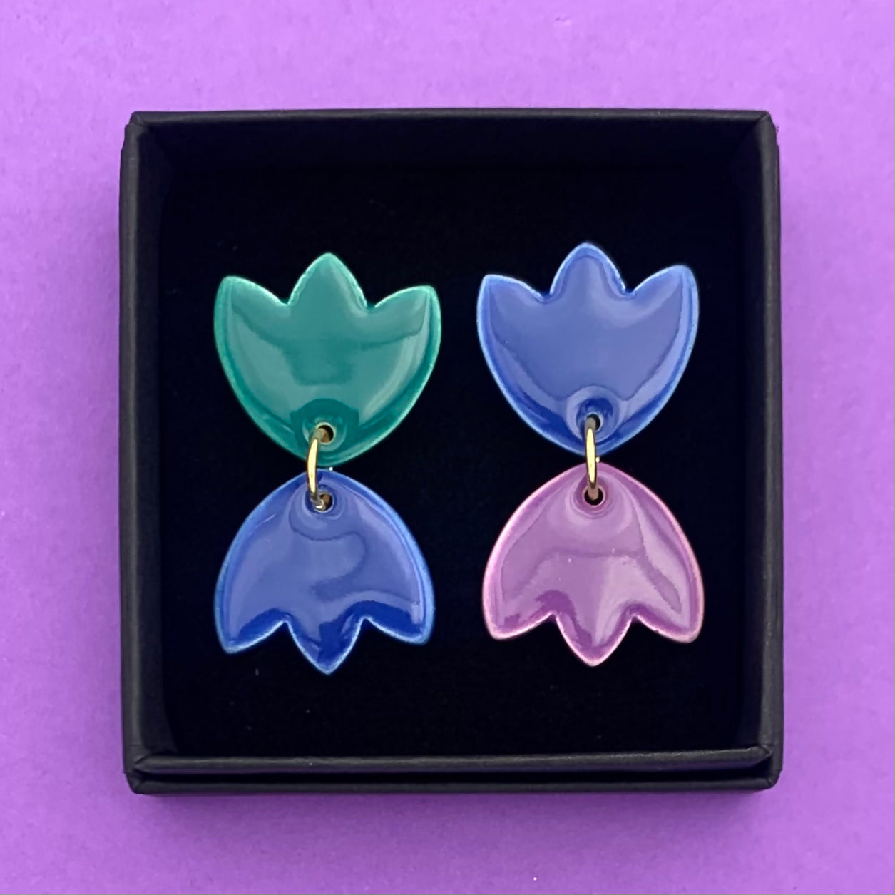 Boucles d'oreilles fleurs asymétriques, bleu, vert-bleu et violet