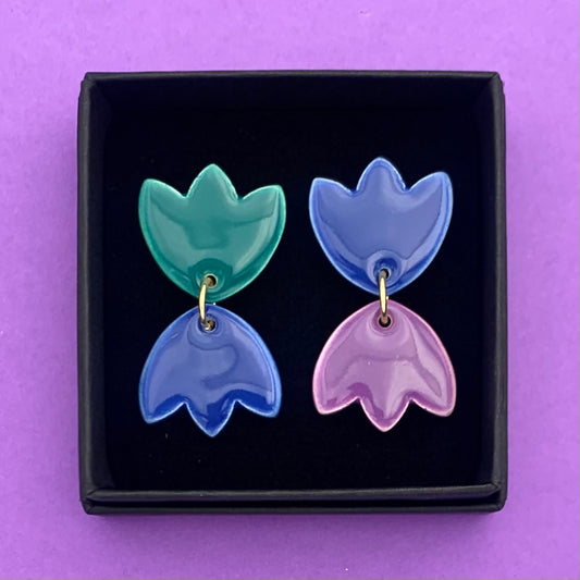 Boucles d'oreilles fleurs asymétriques, bleu, vert-bleu et violet