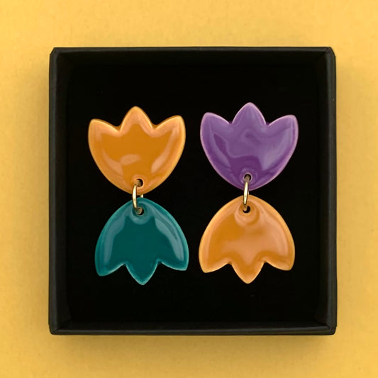 Boucles d'oreilles fleurs asymétriques, violet, jaune ocre et vert-bleu