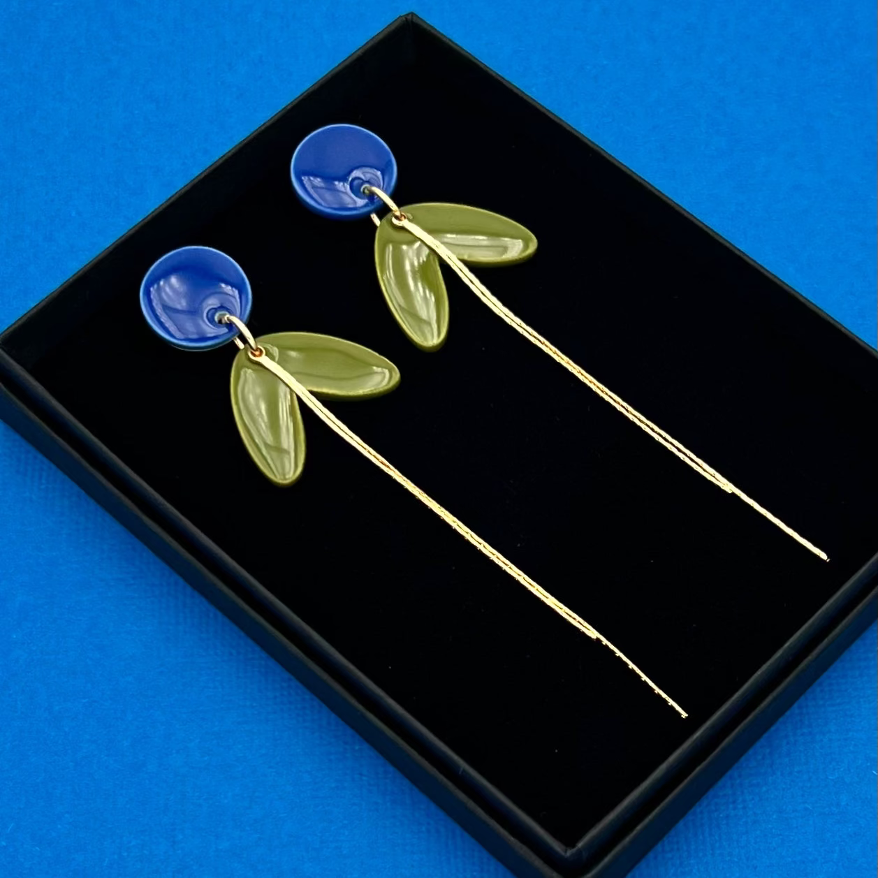 Boucles longues, bleu et vert kaki