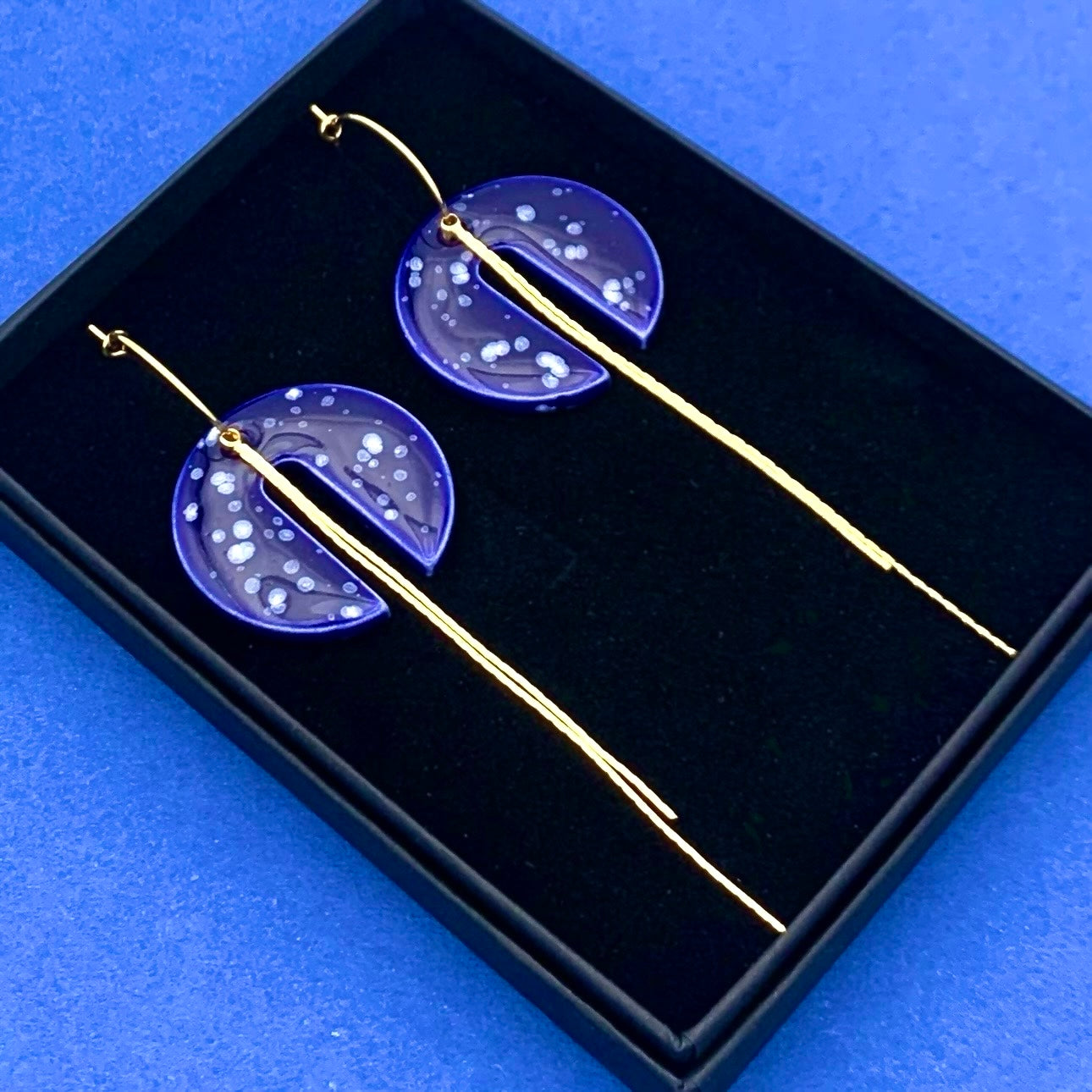 Boucles d'oreilles Luna, bleu foncé moucheté
