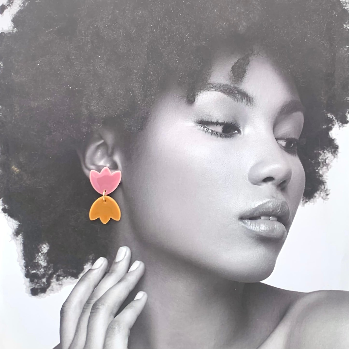 Boucles d'oreilles fleurs asymétriques, vieux rose, jaune et rouge orangé