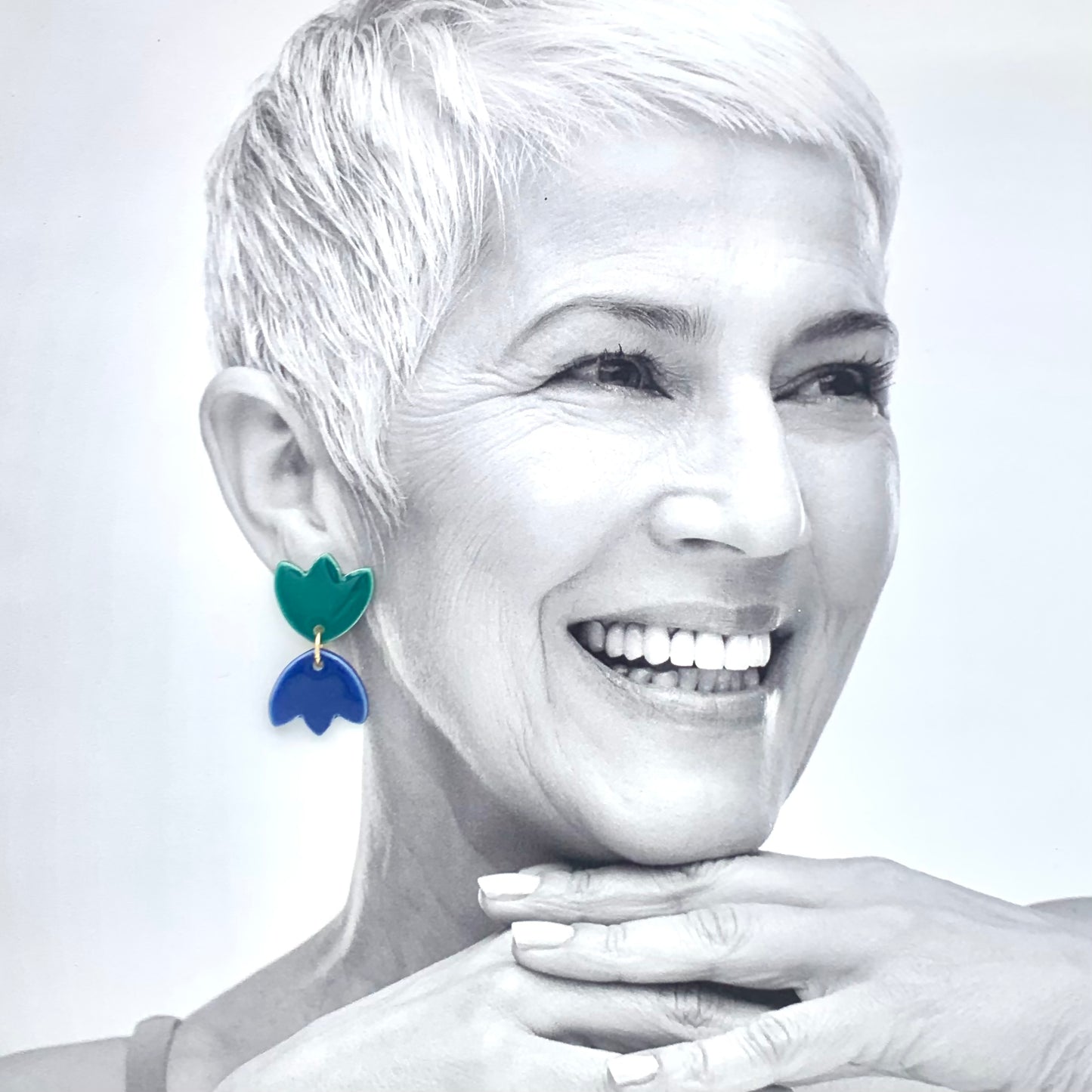 Boucles d'oreilles fleurs asymétriques, bleu, vert-bleu et violet