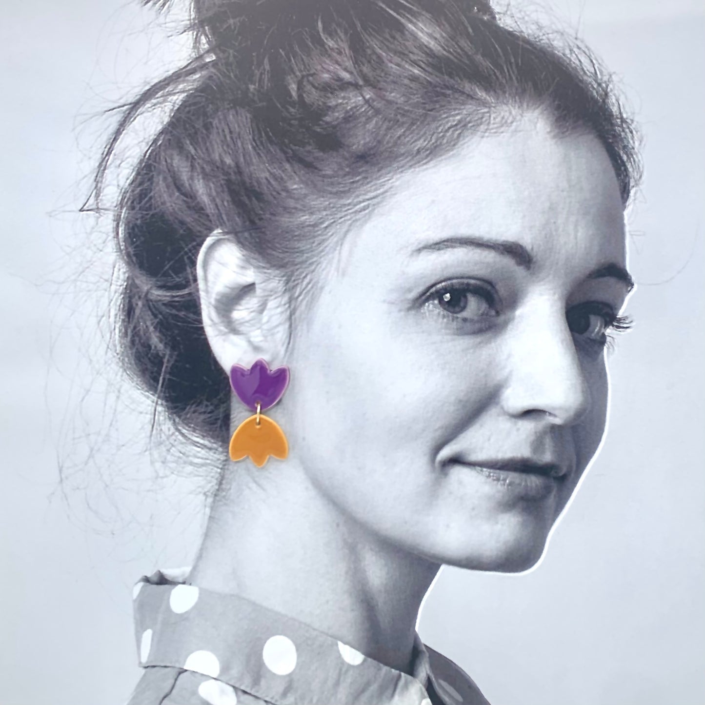 Boucles d'oreilles fleurs asymétriques, violet, jaune ocre et vert-bleu