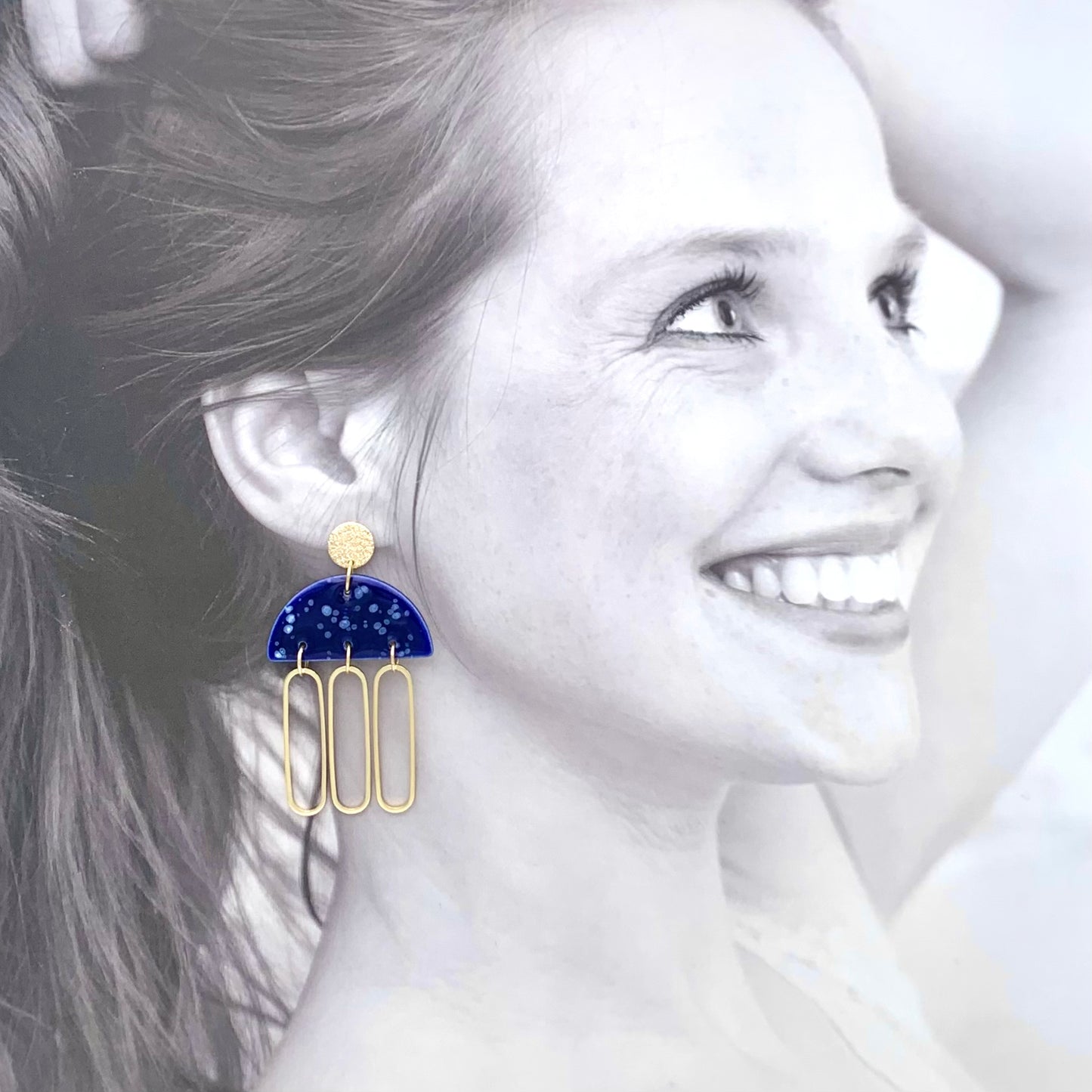 Boucles d'oreilles à breloques ovales, bleu foncé moucheté