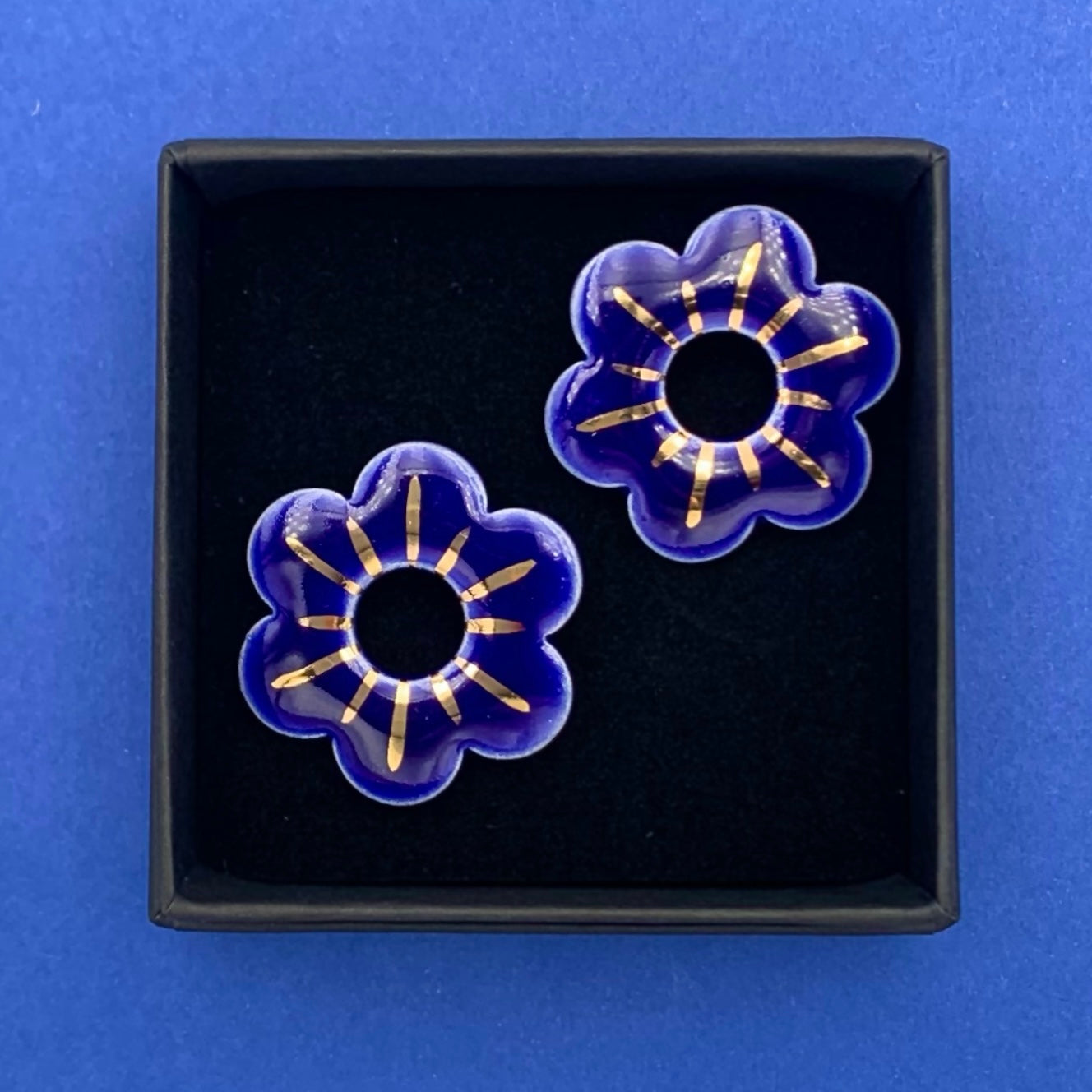 Boucles d'oreilles petite fleur, bleu foncé et or