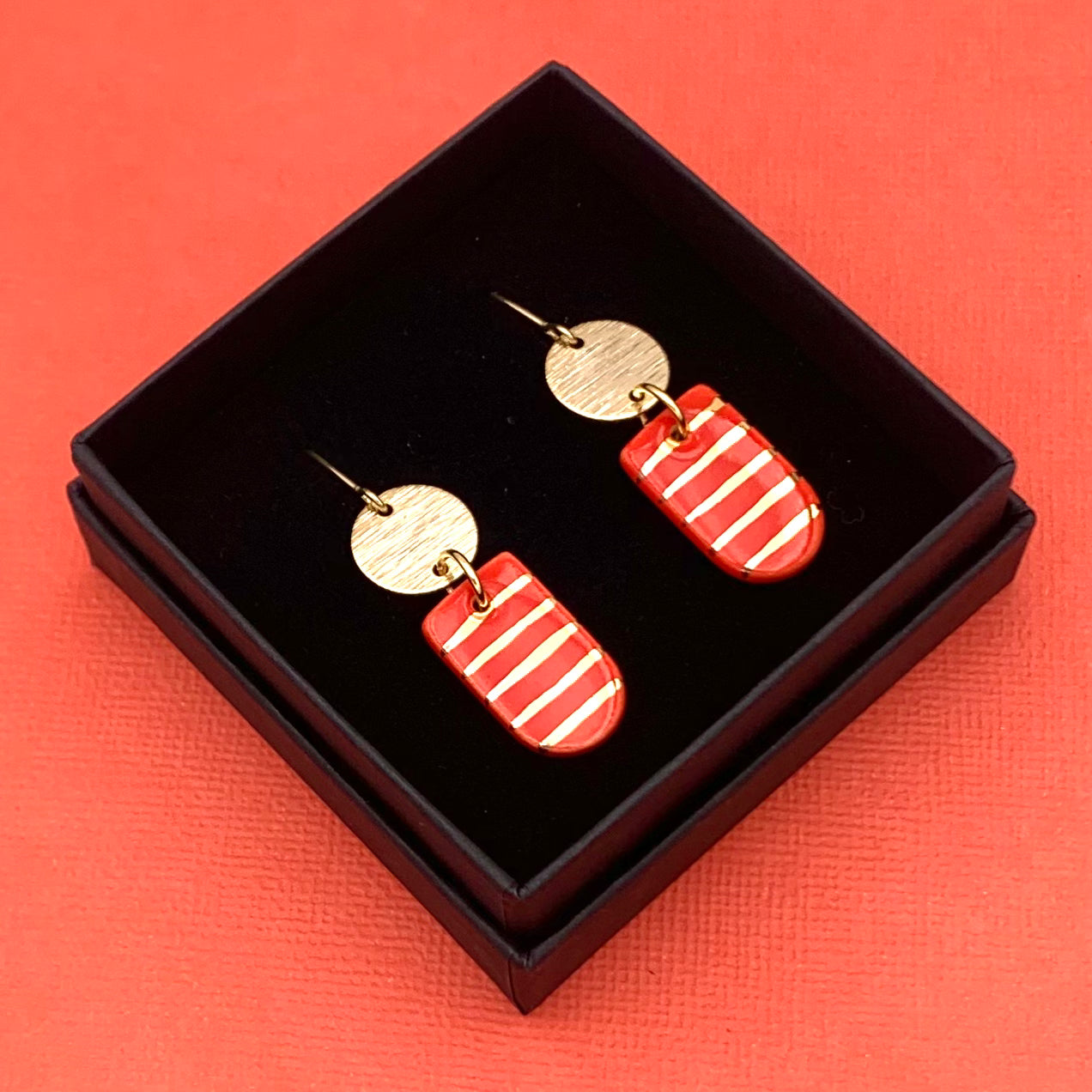 Petites boucles à crochet, rouge et or
