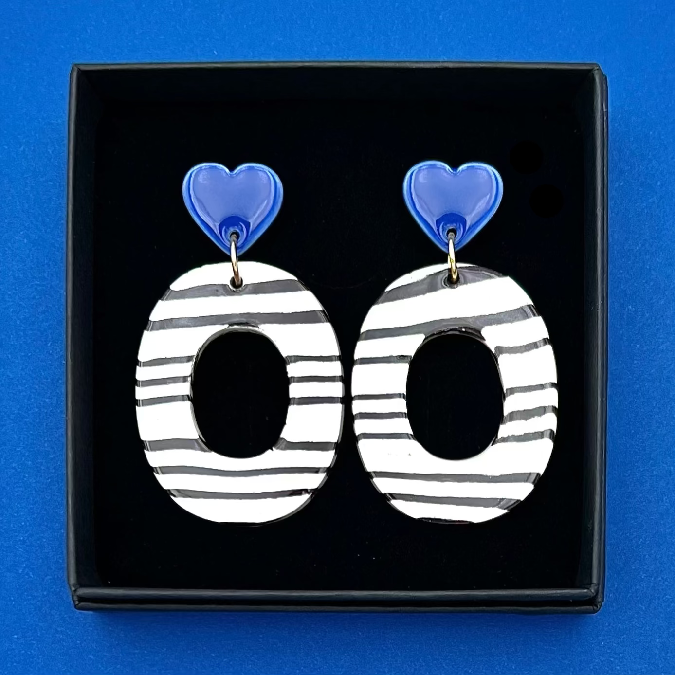 Boucles d'oreilles nerikomi coeur, rayé blanc / noir et bleu