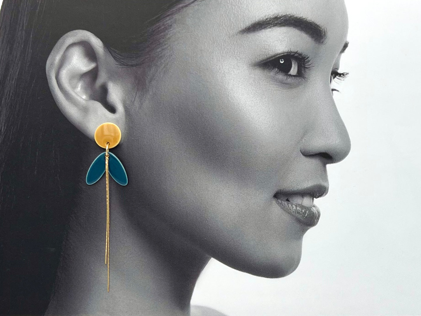 Boucles longues, jaune moutarde et bleu canard
