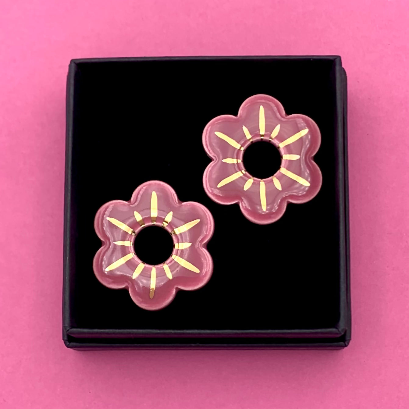 Boucles d'oreilles petite fleur, prune et or