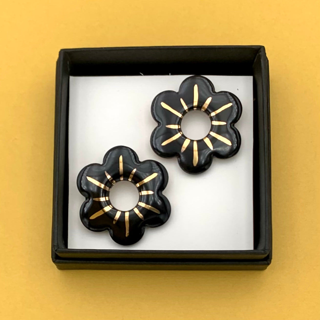 Boucles d'oreilles petite fleur, noir et or