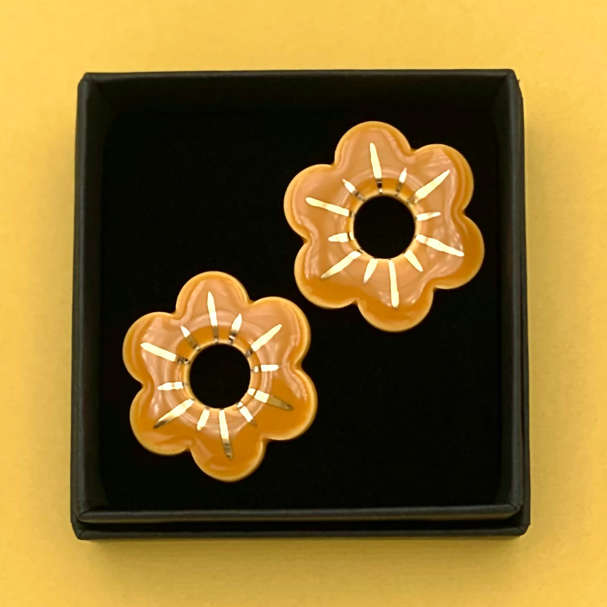 Boucles d'oreilles petite fleur, jaune ocre et or