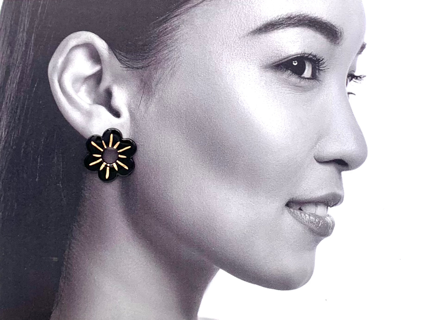Boucles d'oreilles petite fleur, noir et or