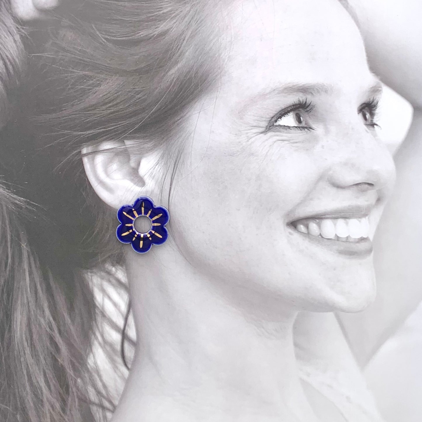 Boucles d'oreilles petite fleur, bleu foncé et or