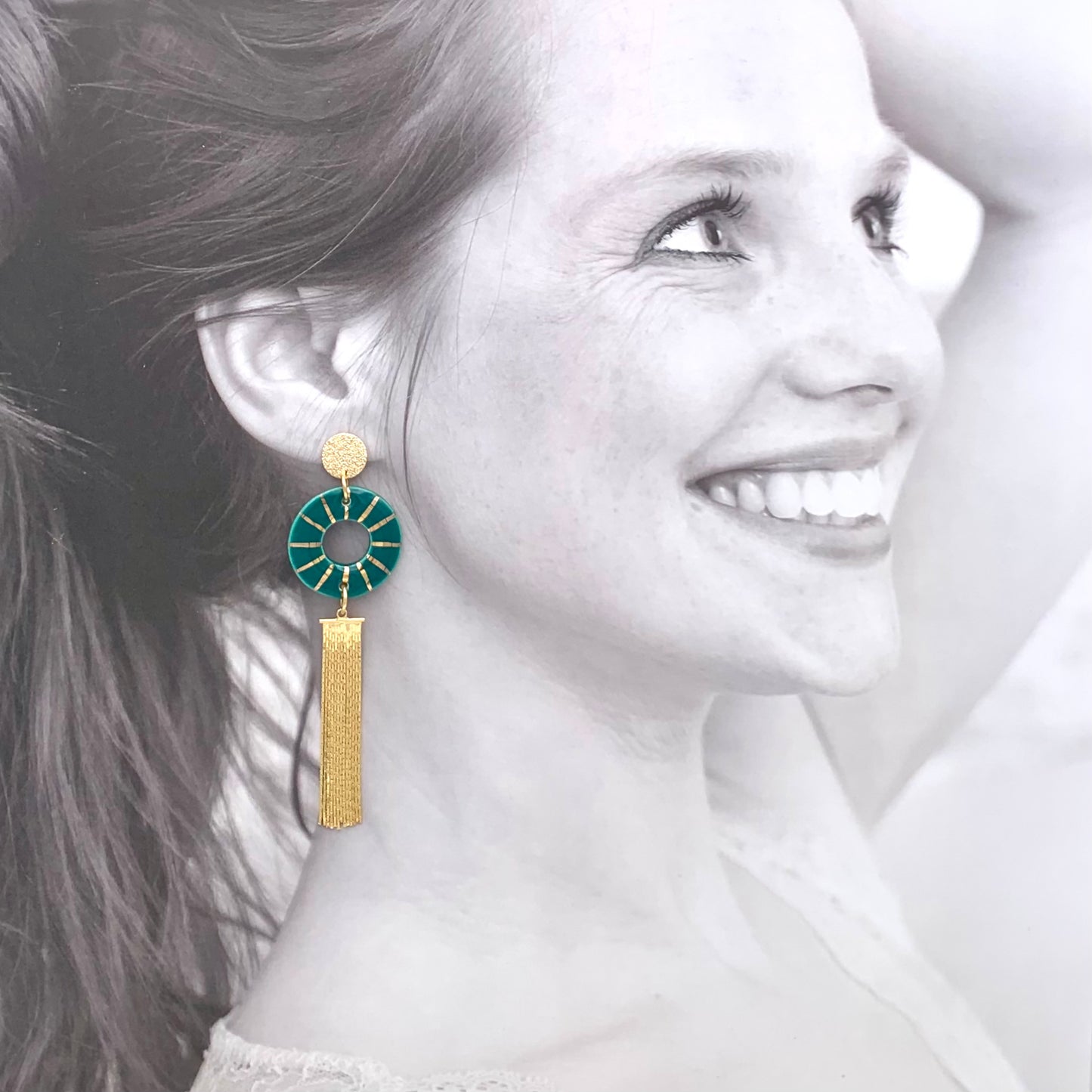 Boucles d'oreilles donut à chaînettes, vert-bleu et or