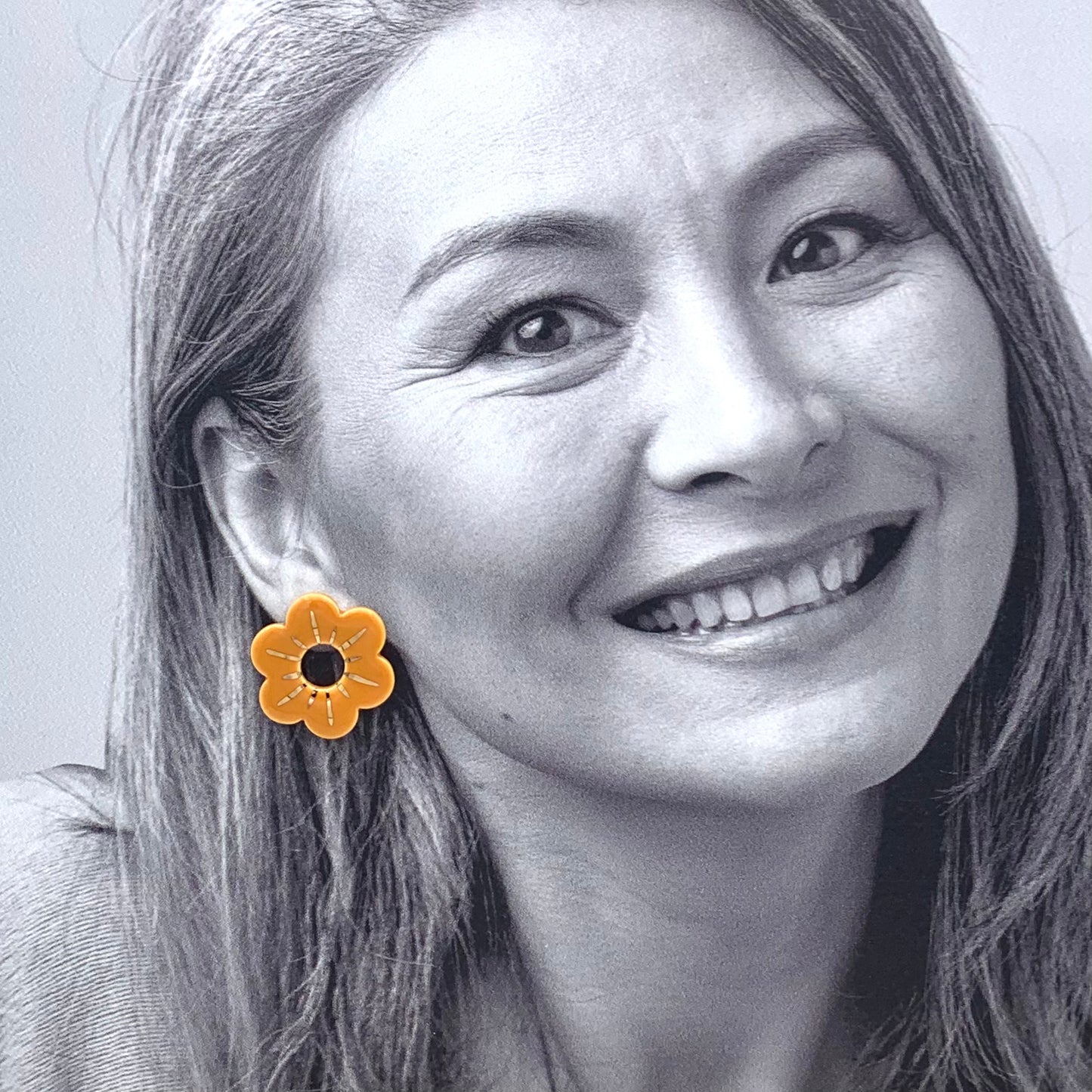 Boucles d'oreilles petite fleur, jaune ocre et or