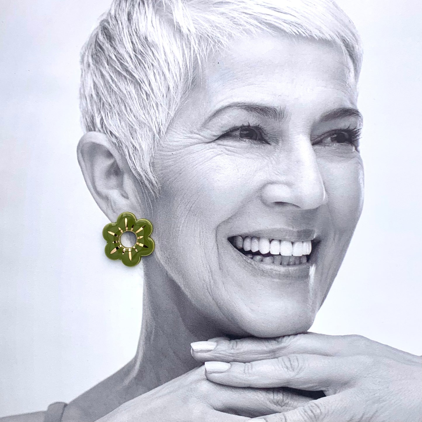 Boucles d'oreilles petite fleur, vert kaki et or