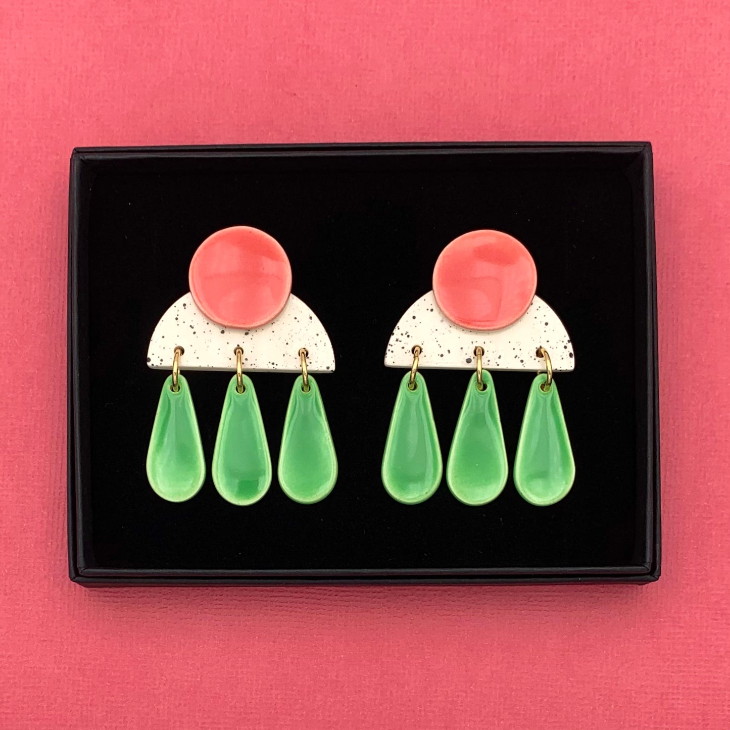 Grandes Boucles d'oreilles à gouttes, rose corail, blanc moucheté et vert clair