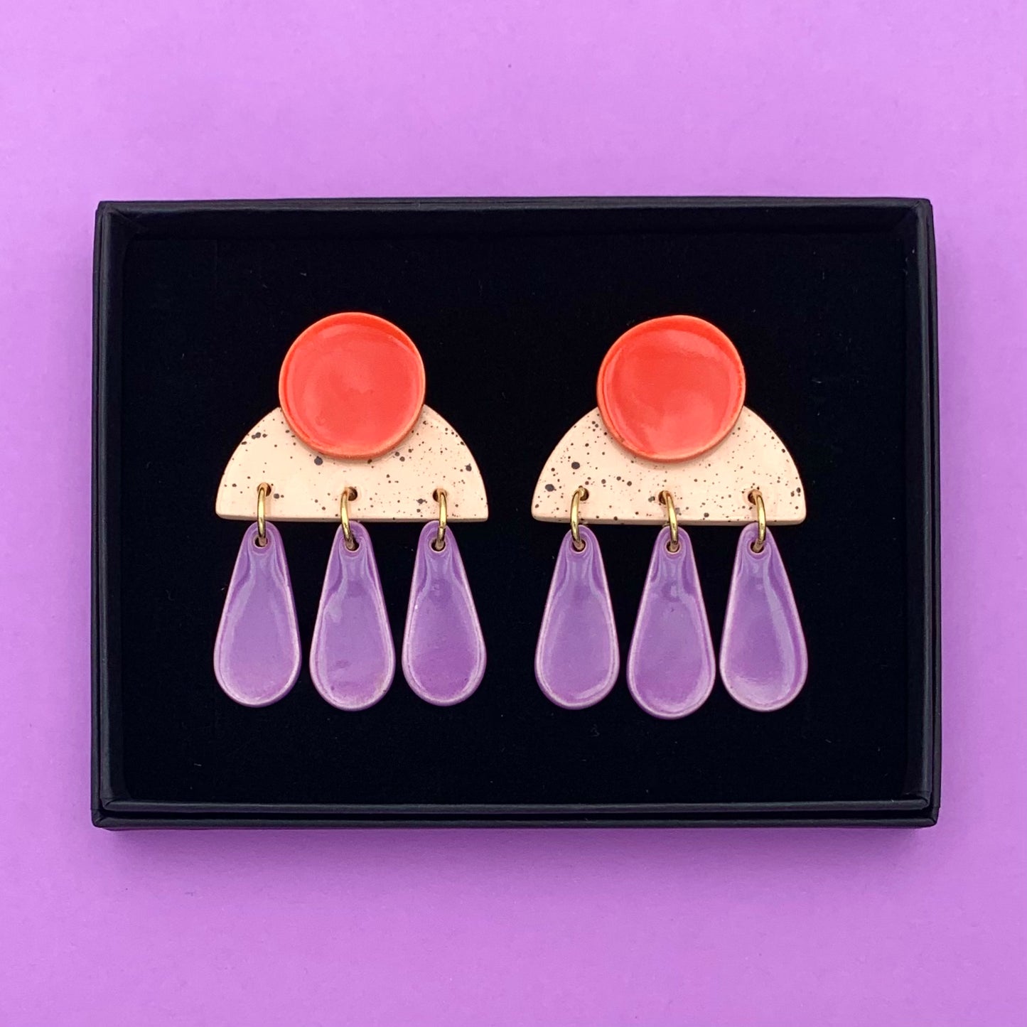 Grandes Boucles d'oreilles à gouttes, rouge, beige moucheté et lilas