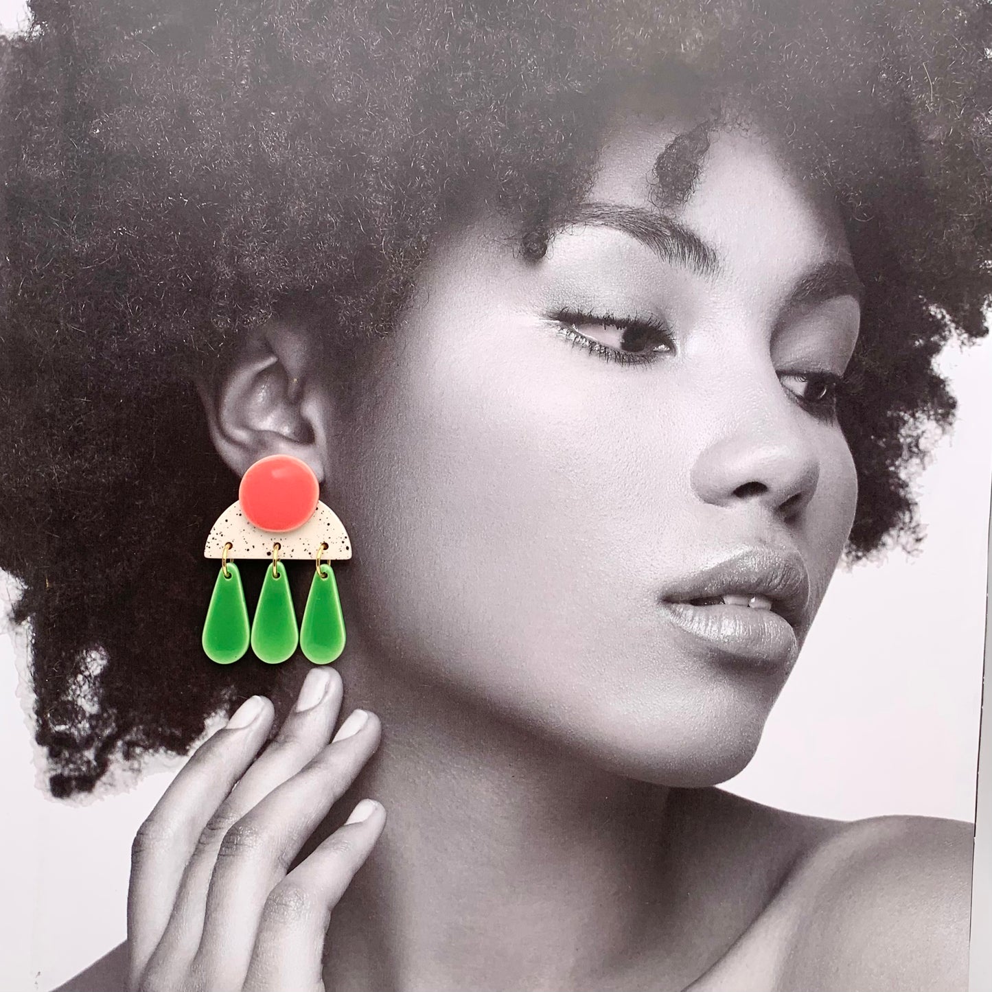 Grandes Boucles d'oreilles à gouttes, rose corail, blanc moucheté et vert clair