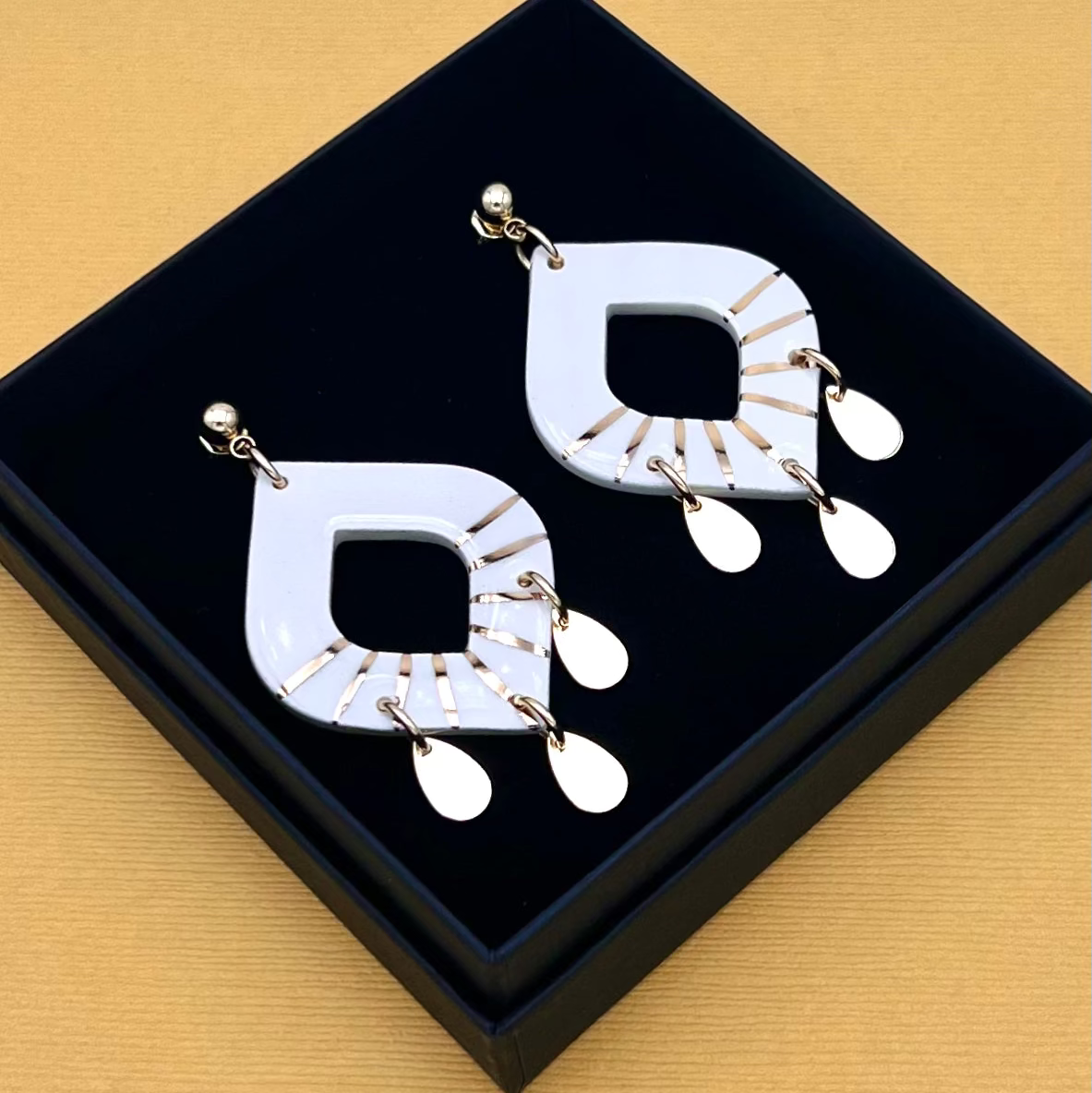 Boucles d'oreilles Orient, blanc et or