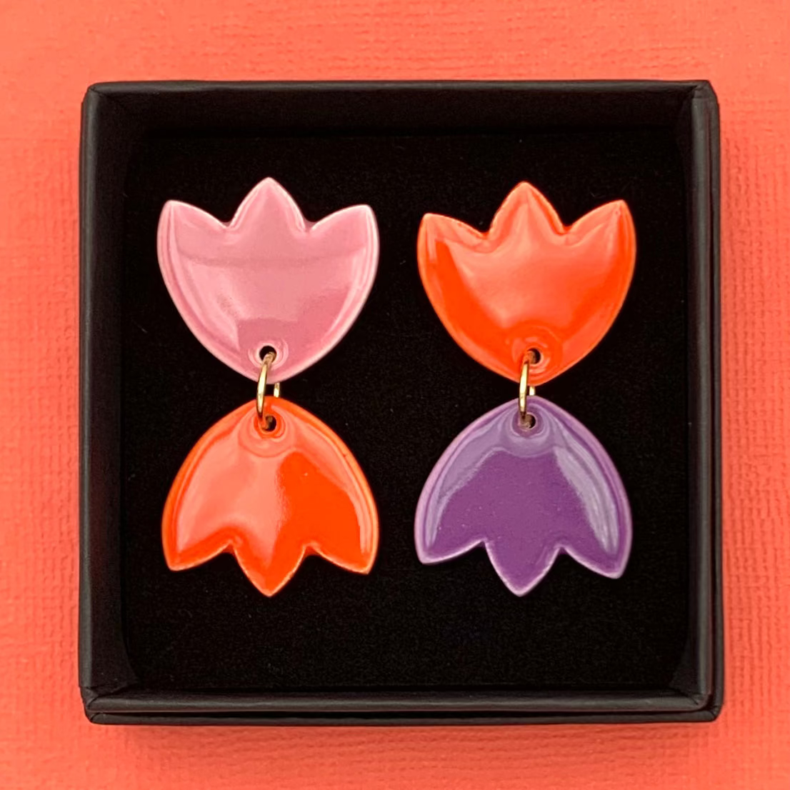 Boucles d'oreilles fleurs asymétriques, vieux rose, violet et rouge orangé