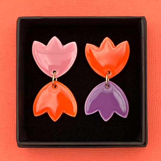 Boucles d'oreilles fleurs asymétriques, vieux rose, violet et rouge orangé