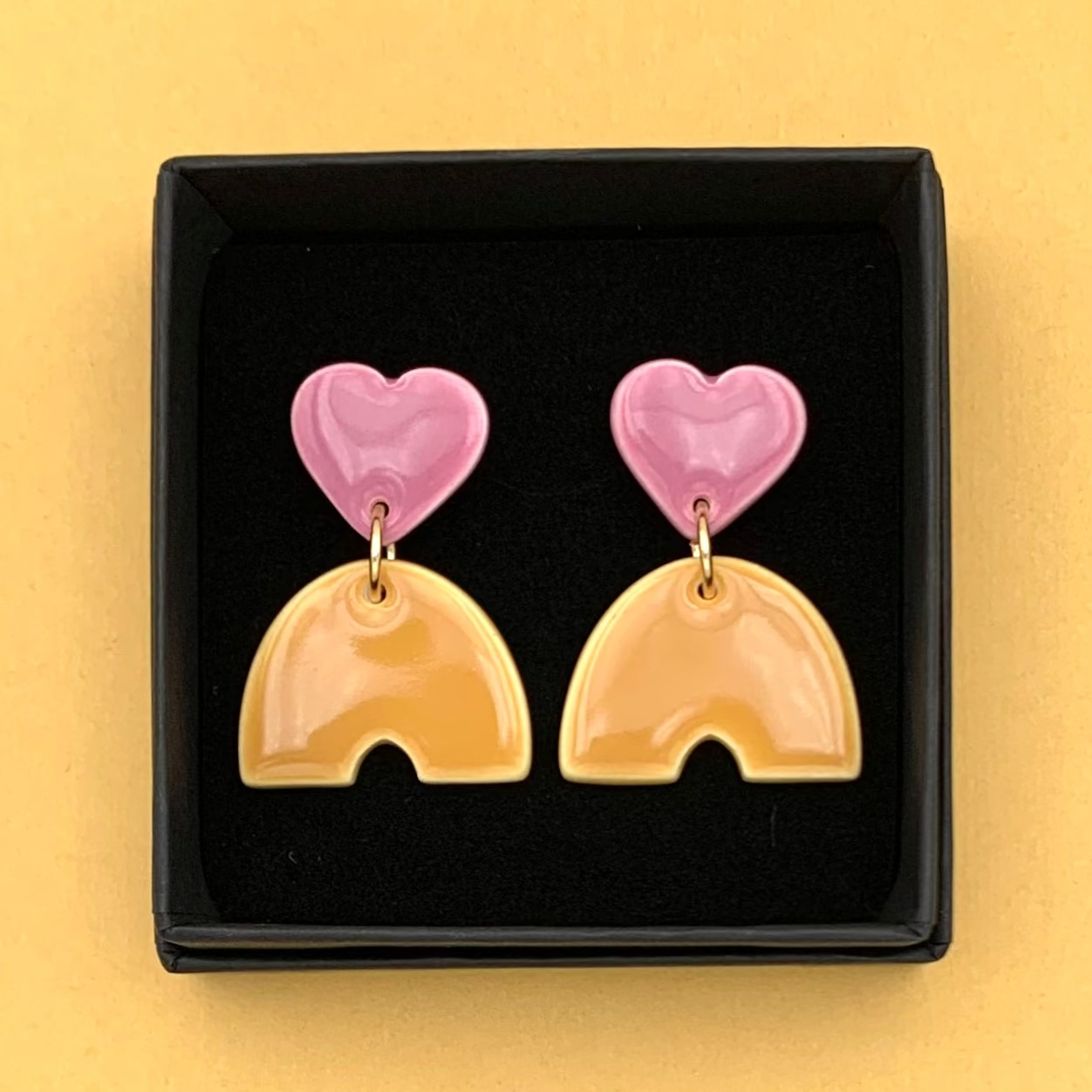 Boucles d'oreilles coeur et pont, vieux rose et jaune moutarde