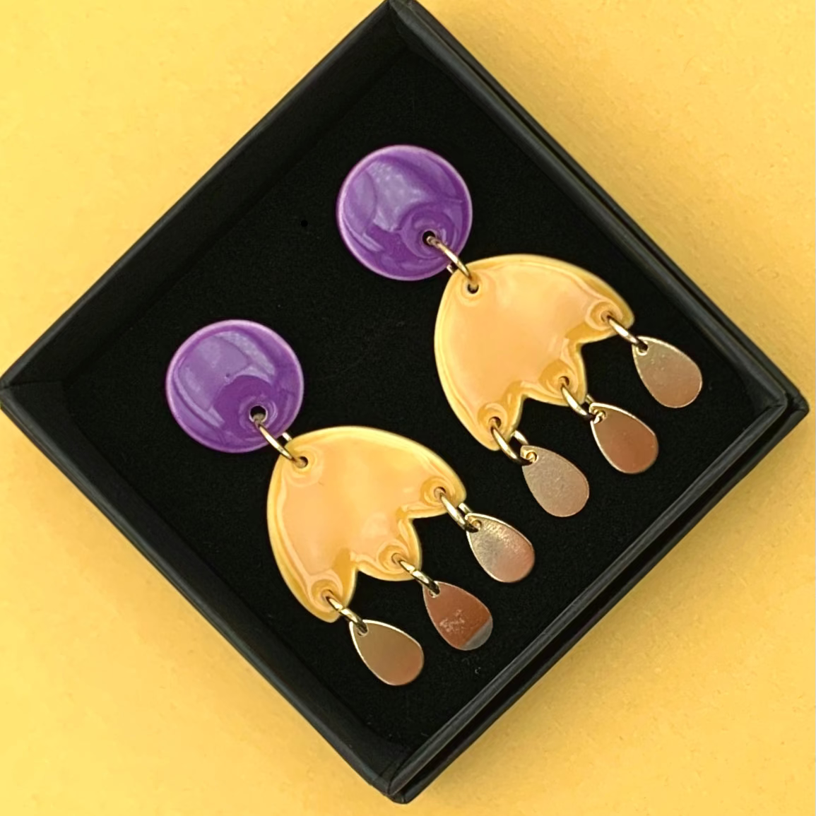 Boucles d'oreilles 3 gouttes, violet et jaune moutarde