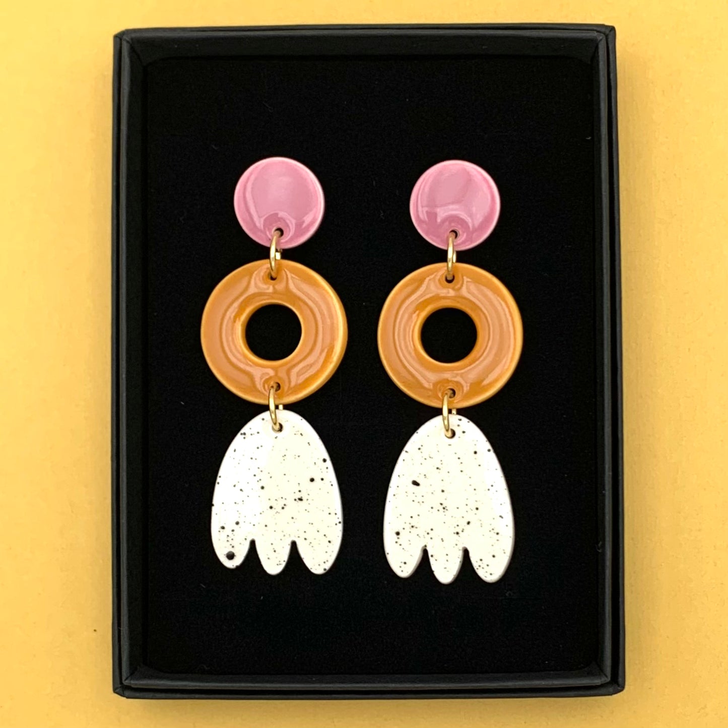 Boucles d'oreilles 3 pièces, vieux rose, jaune ocre et blanc moucheté