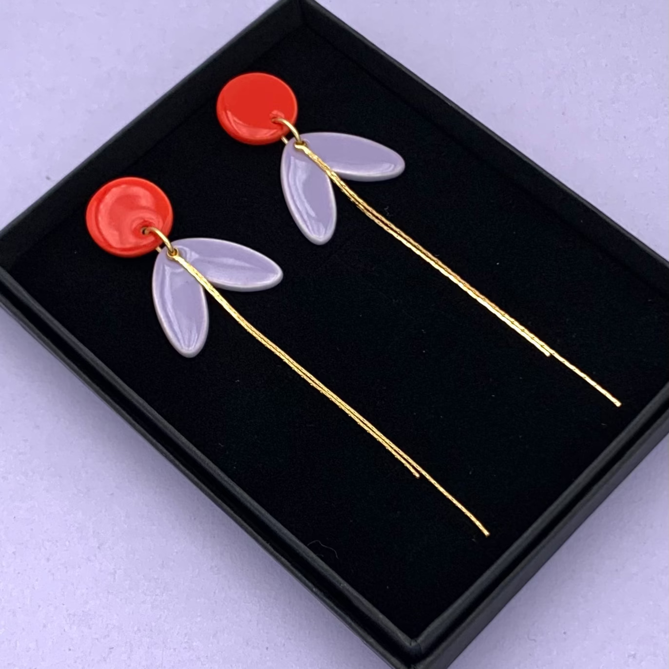 Boucles longues, rouge et lavande