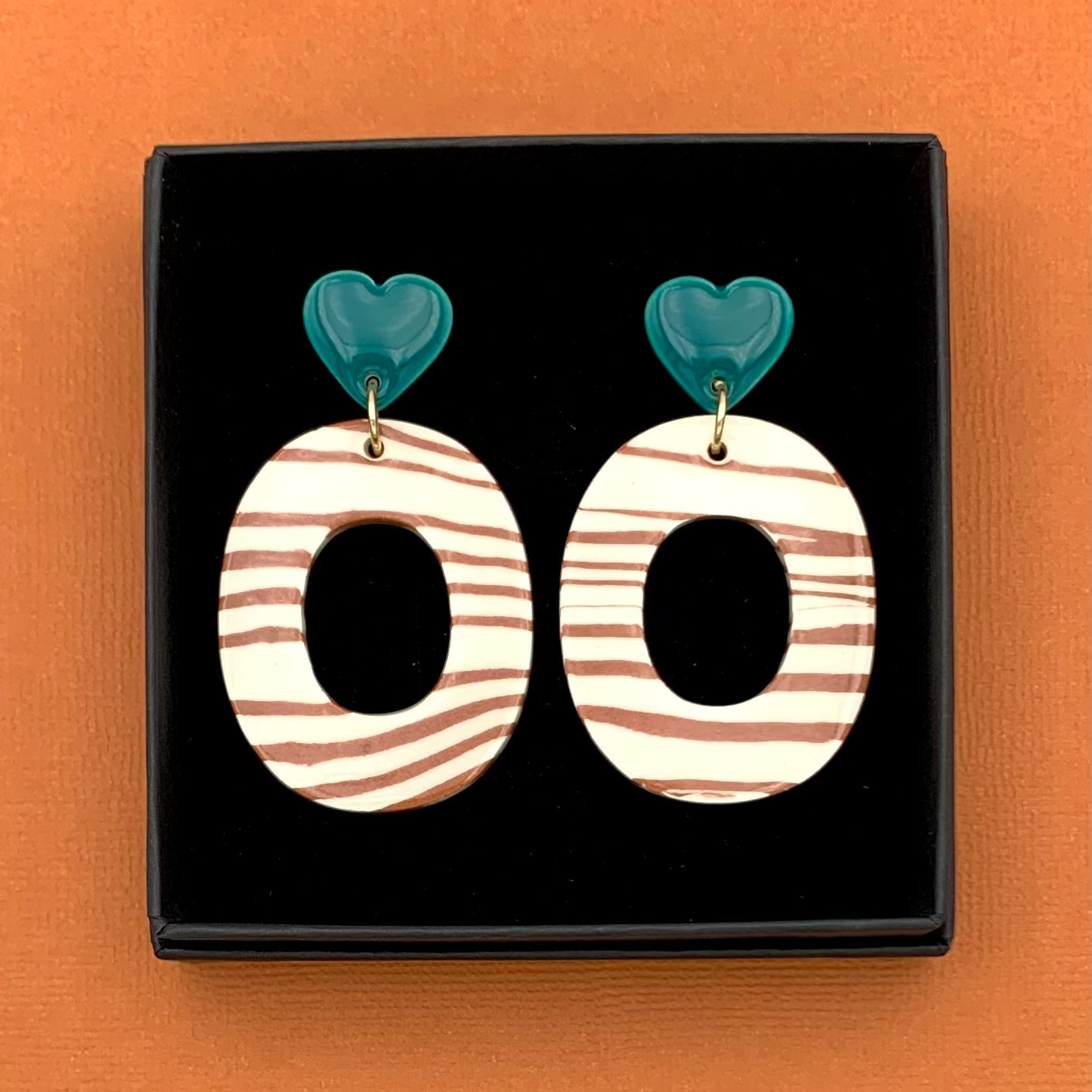 Boucles d'oreilles nerikomi coeur, rayé blanc / marron et vert-bleu