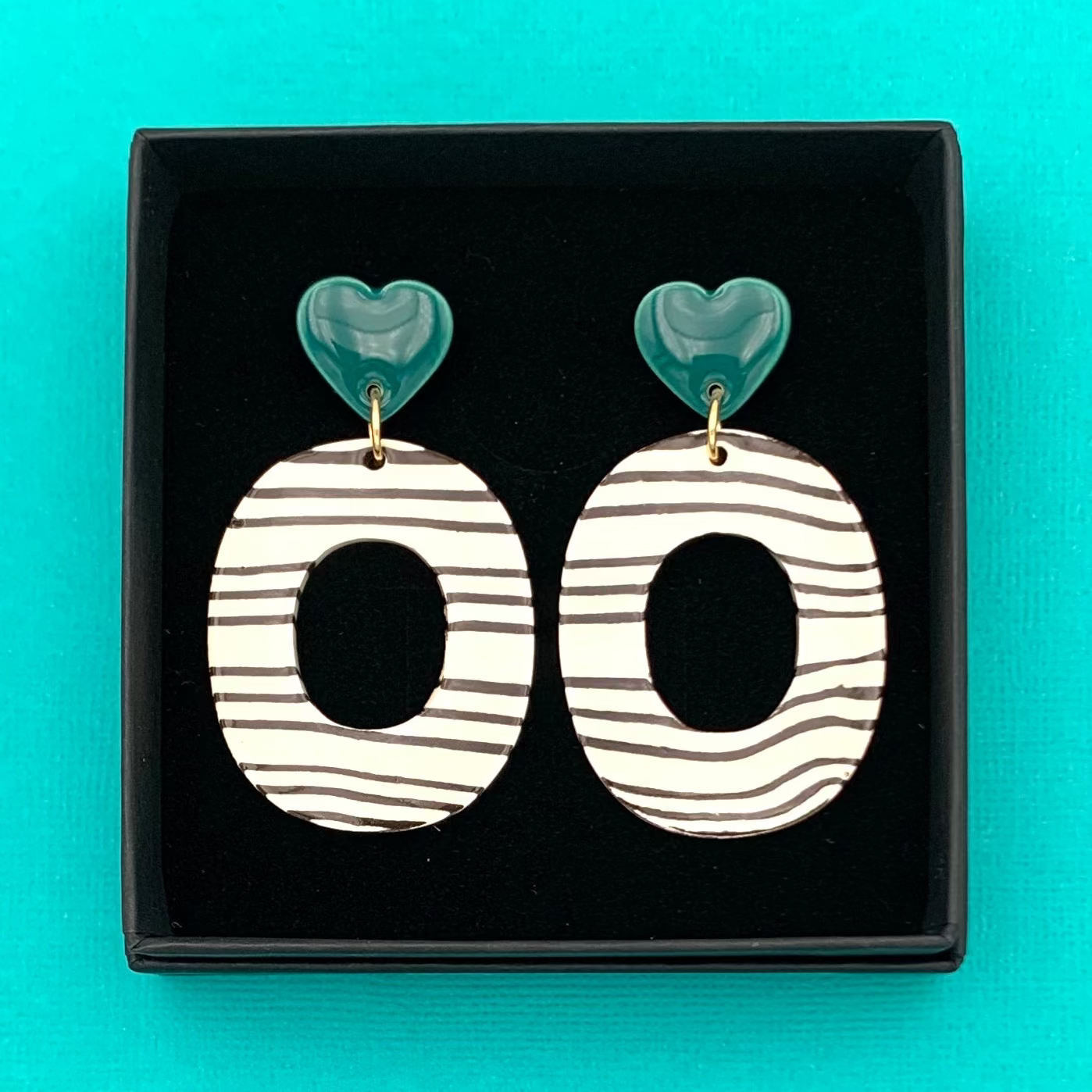 Boucles d'oreilles nerikomi coeur, rayé blanc / noir et vert-bleu
