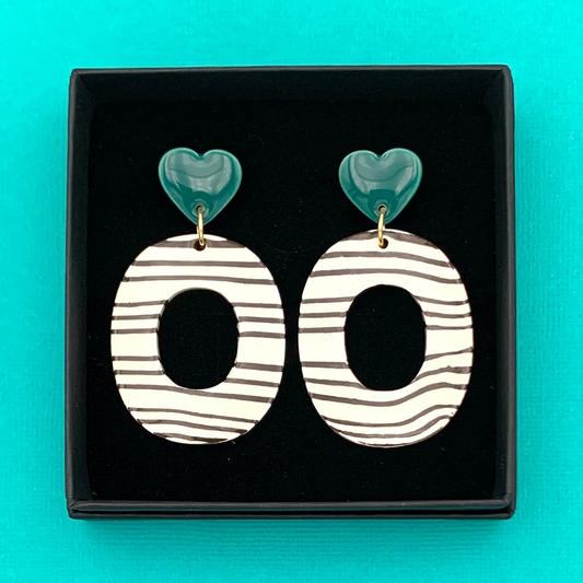 Boucles d'oreilles nerikomi coeur, rayé blanc / noir et vert-bleu