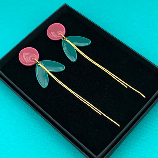 Boucles longues, prune et vert-bleu