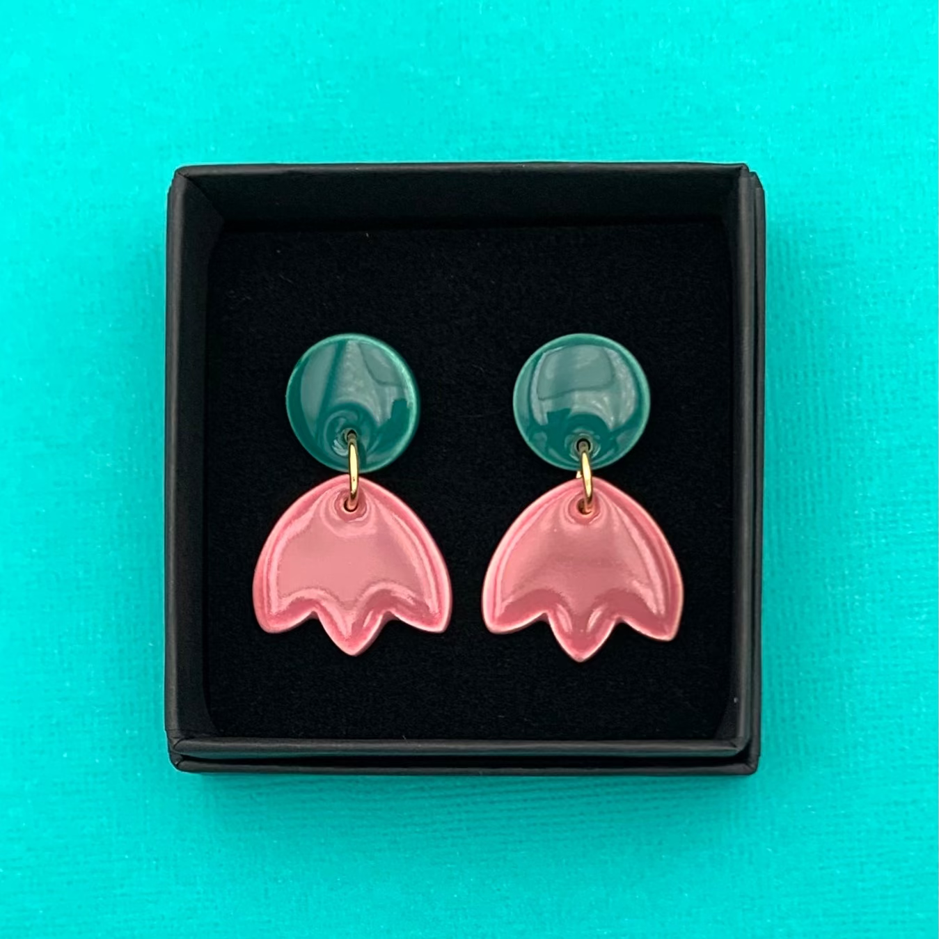 Boucles d'oreilles petite tulipe, vert-bleu et prune