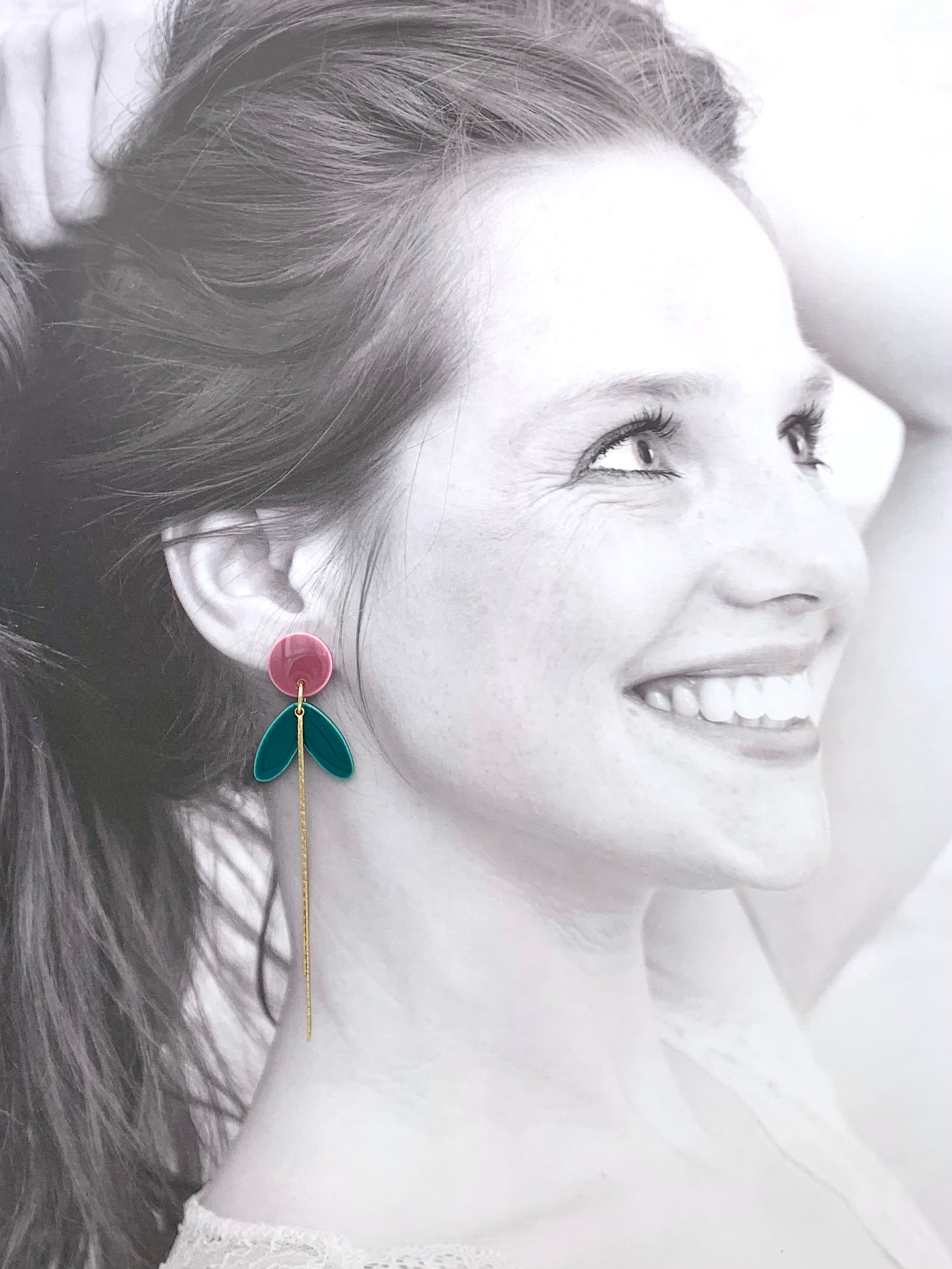 Boucles longues, prune et vert-bleu