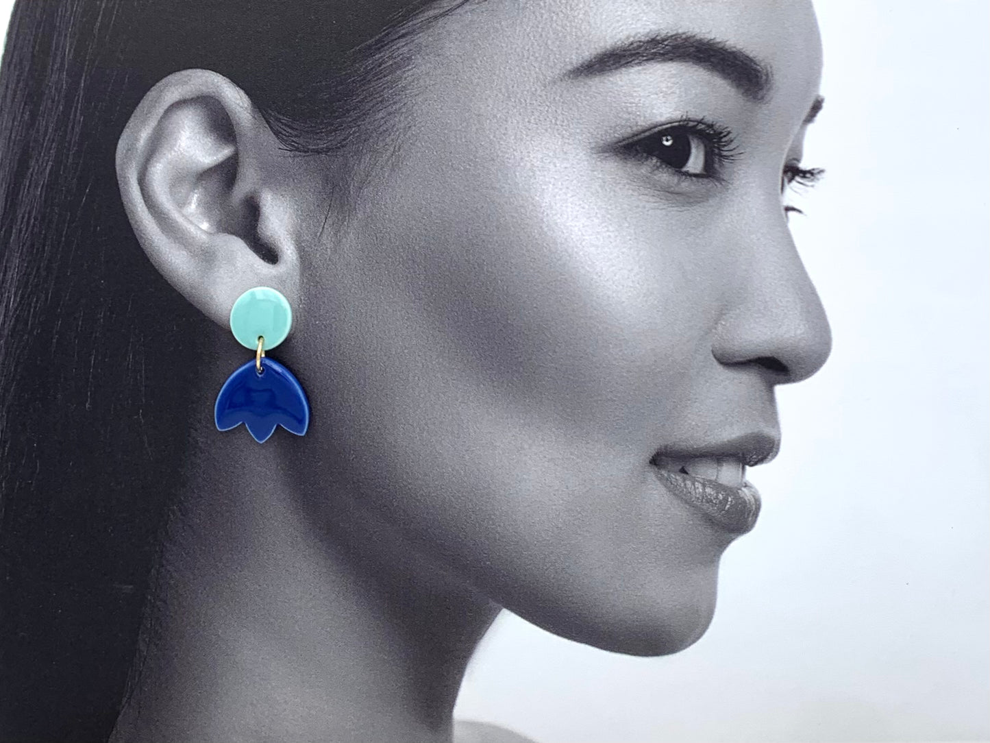 Boucles d'oreilles petite tulipe, bleu aqua et bleu