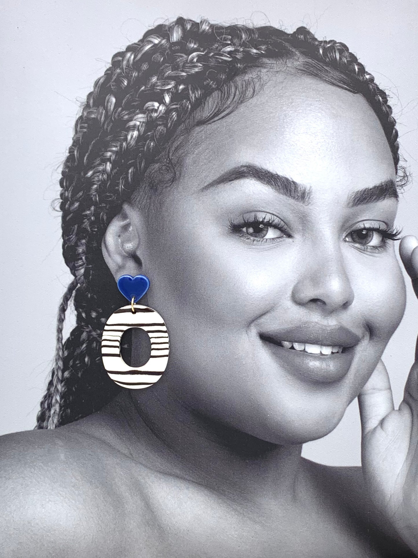 Boucles d'oreilles nerikomi coeur, rayé blanc / noir et bleu