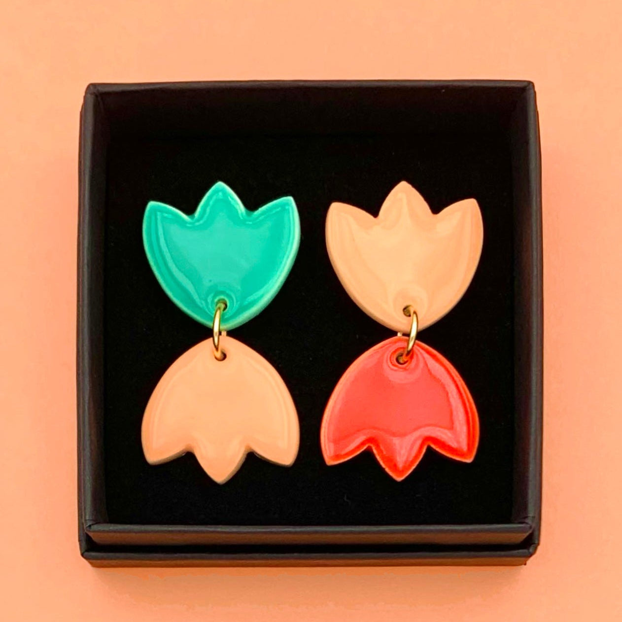 Boucles d'oreilles fleurs asymétriques, menthe, abricot et rouge orangé