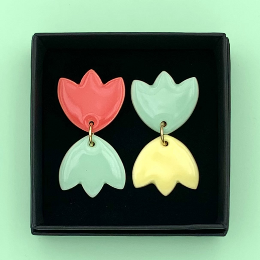Boucles d'oreilles fleurs asymétriques, menthe pastel, jaune pâle et corail